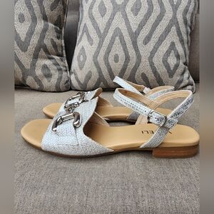 Worn Once-Elegant Silver Women's Flat Sandals!!🐰🩷🐰